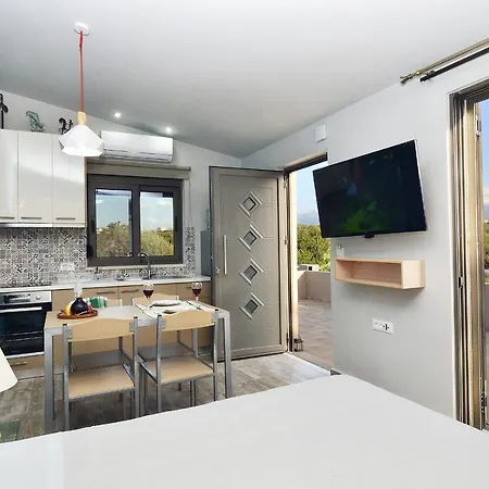 Alexandra's Garden Apartment *